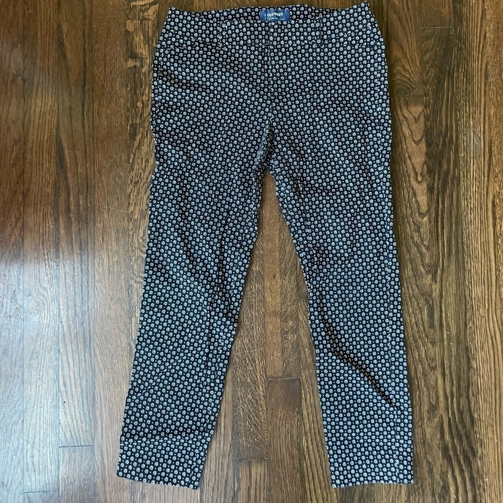 Old navy black pixie pants with flowers